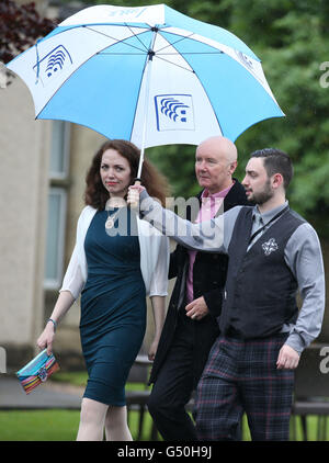 Irvine Welsh (Mitte) im Mar Hall Resort in Renfrewshire, anlässlich der Hochzeit von Schauspieler Martin Compston Tianna Chanel Flynn. Stockfoto