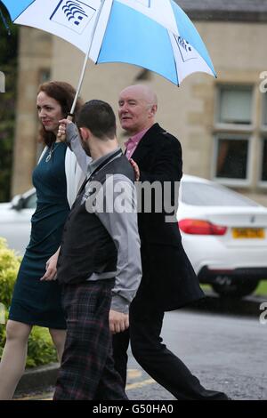 Irvine Welsh (Mitte) im Mar Hall Resort in Renfrewshire, anlässlich der Hochzeit von Schauspieler Martin Compston Tianna Chanel Flynn. Stockfoto