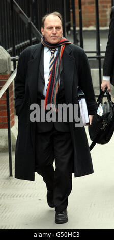 Simon Hughes, Parlamentsabgeordneter von Lib-dem, kommt, um die Leveson-Untersuchung zu Pressestandards vor dem High Court in London zu belegen. Stockfoto