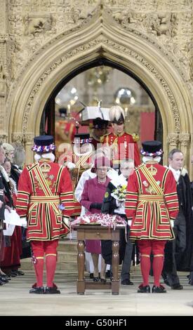 Königin Elizabeth II. Markiert den Gründonnerstag, indem sie während eines Dienstes in der Lincoln Cathedral Gründgeld an Rentner verteilt. Die 148 Empfänger wurden alle von Geistlichen und Ministern aller Konfessionen für Verdienste um die Gemeinschaft empfohlen. Stockfoto