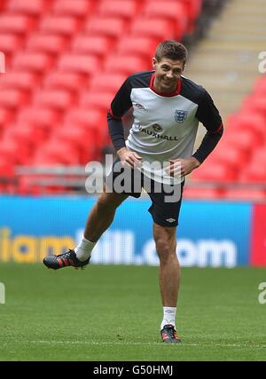 Fußball - International Friendly - England gegen Niederlande - England Training und Pressekonferenz - Wembley Stadium. Steven Gerrard aus England beim Training Stockfoto