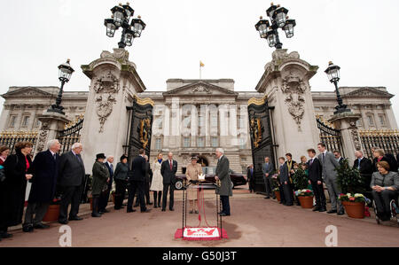 Die britische Königin Elizabeth II. Steht vor den zentralen Toren des Buckingham Palace in London, wo sie die erste Jubilee Greenway Disc enthüllt, die Teil einer 60 km langen Strecke ist, die das West End von London mit dem East End verbindet. Stockfoto