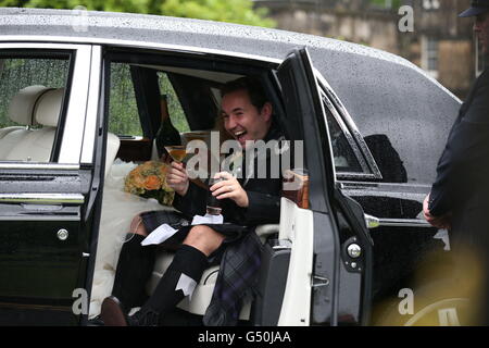 Schauspieler Martin Compston und Tianna Chanel Flynn im Mar Hall Resort in Renfrewshire nach ihrer Hochzeit. Stockfoto