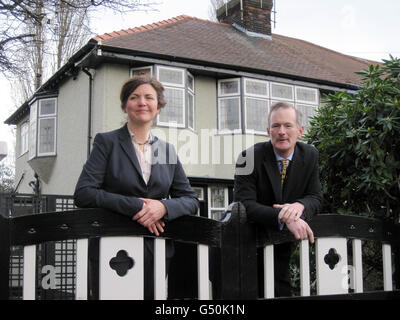 Kulturminister John Penrose und die designierte Leiterin von English Heritage Emily Gee stehen vor John Lennons Kinderheim, 251 Menlove Avenue in Woolton, südlich von Liverpool, das zum denkmalgeschützten Gebäude der Klasse II erklärt wurde. Stockfoto