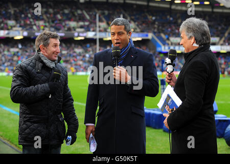 BBC Rugby-Experten Jonathan Davies (l) und Jeremy Guscott (c) Sprechen Sie vor dem Spiel mit dem Moderator John Inverdale (r) Stockfoto