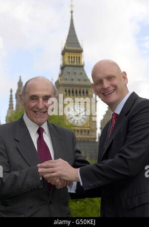 Robert Sheldon MP für Ashton unter Lyme (links) trifft sich mit Duncan Goodhew, vor den Houses of Parliament. Der olympische Goldmedaillengewinner half Sheldon bei der Wiederbelebung, als er kürzlich im St. James's Park in London einen Herzinfarkt erlitt. Stockfoto