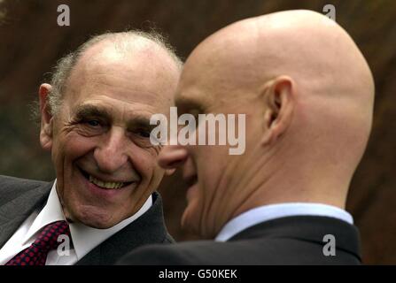 Robert Sheldon MP für Ashton unter Lyme (links) trifft sich mit Duncan Goodhew, vor den Houses of Parliament. Der olympische Goldmedaillengewinner half Sheldon bei der Wiederbelebung, als er kürzlich im St. James's Park in London einen Herzinfarkt erlitt. Stockfoto