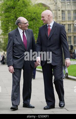 Robert Sheldon MP für Ashton unter Lyme (links) trifft sich mit Duncan Goodhew, vor den Houses of Parliament. Der olympische Goldmedaillengewinner half Sheldon bei der Wiederbelebung, als er kürzlich im St. James's Park in London einen Herzinfarkt erlitt. Stockfoto