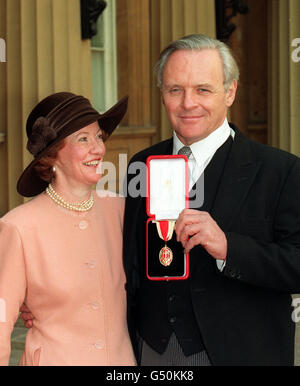 Der Schauspieler Sir Anthony Hopkins und Lady Hopkins vor dem Buckingham Palace, London, nachdem er von der Queen zum Ritter geschlagen wurde. Stockfoto