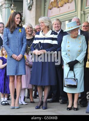 Königin Elizabeth II, die Herzogin von Cornwall und die Herzogin von Cambridge verlassen nach einem Besuch in Fortnum und Mason in London. Stockfoto