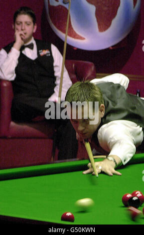 Matthew Stevens aus Wales beobachtet den nordirischen Joe Swail im Halbfinale der Botschaft-Snooker-Weltmeisterschaft im Crucible Theatre, Sheffield, in Aktion. Stockfoto