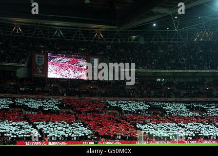 Fußball - International freundlich - England gegen Niederlande - Wembley Stadium. England-Fans auf den Tribünen schaffen einen England-Fan Stockfoto