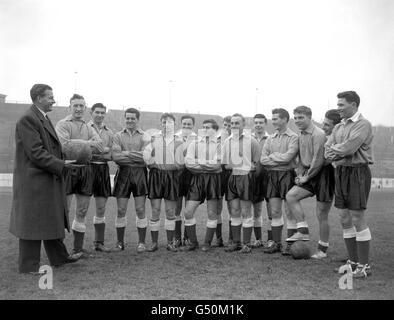 England-Manager Walter Winterbottom (l) sprach mit seinem England-Sqaud während einer Trainingseinheit vor dem Spiel gegen Spanien. (l-r) Ron Baynham (Luton Town), John Atyeo (Bristol City), Tommy Taylor (Manchester United), Roger Byrne (Manchester United), Bedford Jezzard (Fulham), Jeff Hall (Birmingham), Jimmy Dickinson (Portsmouth), Billy Wright (Wolverhampton Wanderers), Johnny Haynes (Fulham), Ron Clayton Perry (Blackburn Rovers (Manchester United), Bill Coventry Matthews und Edwards (Blackpool City), Duncan Reg. Stockfoto