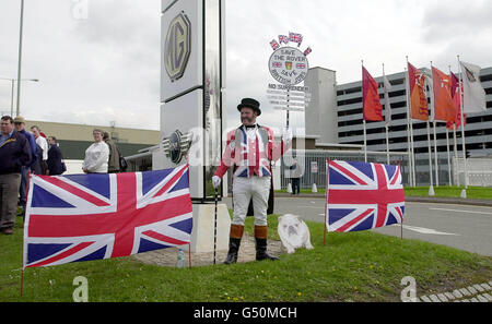 Der Rover Longbridge-Unterstützer Ray Egan kleidet sich als John Bull vor den Toren des belagten Werks, nachdem die kapitalistische Venture-Firma Alchemy die Verhandlungen mit BMW über den Kauf des verlustförderenden Werks verlassen hat. Stockfoto