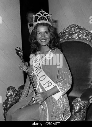 MISS WORLD 1976: Die 21-jährige Cindy Breakspeare, Miss Jamaica, thront in der Royal Albert Hall in London, nachdem sie 1976 den Miss World Schönheitswettbewerb gewonnen hat. Stockfoto