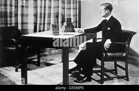 KIND EDWARD VIII, jetzt der Herzog von Windsor, macht seine erste Sendung in die Welt. 11. DEZEMBER: An diesem Tag im Jahr 1936 hört Edward VIII. Auf, König zu sein während eines Mittagessens mit Churchill KÖNIG EDWARD VIII: König Edward VIII (später der Herzog von Windsor) macht seine erste Radiosendung in die Welt am 1. März 1936. Später in diesem Jahr sendete der König dem britischen Imperium die Nachricht von seiner Entscheidung, den Thron abzudanken. 29/01/03 : später in diesem Jahr sendete der König an das Britische Reich die Nachricht von seiner Entscheidung, den Thron abzudanken. Aber Edward VIII wurde verboten, eine Radiosendung ansprechend zu machen Stockfoto
