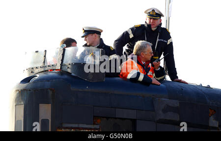 Kommandant, Commander Hywel Griffiths (oben rechts), führt sein Schiff, das U-Boot der Royal Navy HMS Tireless, als sie in Southampton für einen fünftägigen Besuch ankommt. Stockfoto