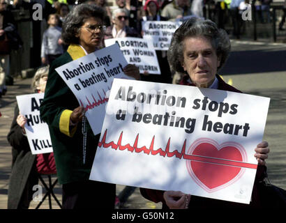 Anti-Abtreibungsbefürworter der Gesellschaft zum Schutz ungeborener Kinder halten vor dem Parlament Plakate hoch. Demonstranten bildeten in 84 Städten und Städten in ganz Großbritannien Menschenketten, um gegen das Abtreibungsgesetz zu protestieren. Stockfoto