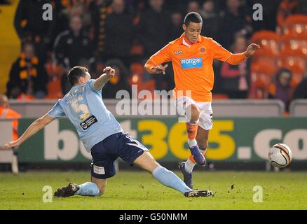 Fußball - npower Football League Championship - Blackpool / Hull City - Bloomfield Road. Thomas Ince von Blackpool (rechts) stellt sich einer Herausforderung von James Chester von Hull City Stockfoto