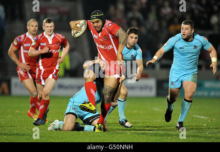 Iafeta Palea'aesina von Salford City Reds wird von der Londoner Broncos Matthew Cook während des Spiels der Stobart Super League im Salford City Stadium in Salford zurückgehalten. Stockfoto