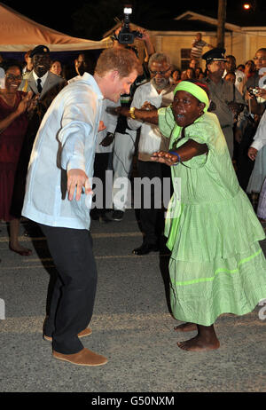 Prinz Harry tanzt mit einer einheimischen Frau während eines Spaziergangs auf einer „Blockparty“ auf dem neu benannten Queen Elizabeth II Boulevard in der Hauptstadt Belmopan, Belize, Mittelamerika, besucht der Prinz Belize im Rahmen einer Diamond Jubilee Tour, wo er Belize, die Bahamas, Jamaika und Brasilien als Vertreter von Königin Elizabeth II. Stockfoto