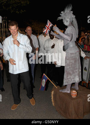 Prinz Harry trifft auf eine menschliche Statue während eines Spaziergangs auf einer "Block Party" im neu benannten Queen Elizabeth II Boulevard, in der Hauptstadt Belmopan, Belize, Mittelamerika, besucht der Prinz Belize im Rahmen einer Diamond Jubilee Tour, wo er Belize, die Bahamas, Jamaika und Brasilien als Vertreter der Königin Elizabeth II.. Stockfoto