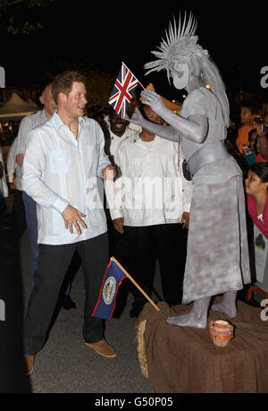 Prinz Harry trifft auf eine menschliche Statue während eines Spaziergangs auf einer "Block Party" im neu benannten Queen Elizabeth II Boulevard, in der Hauptstadt Belmopan, Belize, Mittelamerika, besucht der Prinz Belize im Rahmen einer Diamond Jubilee Tour, wo er Belize, die Bahamas, Jamaika und Brasilien als Vertreter der Königin Elizabeth II.. Stockfoto