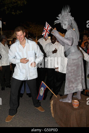 Prinz Harry trifft auf eine menschliche Statue während eines Spaziergangs auf einer "Block Party" im neu benannten Queen Elizabeth II Boulevard, in der Hauptstadt Belmopan, Belize, Mittelamerika, besucht der Prinz Belize im Rahmen einer Diamond Jubilee Tour, wo er Belize, die Bahamas, Jamaika und Brasilien als Vertreter der Königin Elizabeth II.. Stockfoto