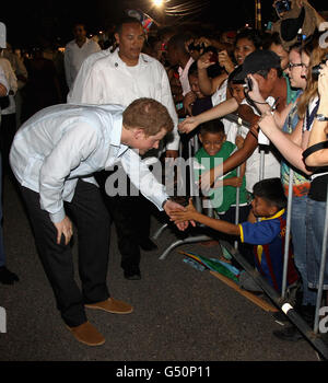 Prinz Harry trifft Einheimische bei einem Rundgang auf einer "Block Party" im neu benannten Queen Elizabeth II Boulevard, in der Hauptstadt Belmopan, Belize, Mittelamerika, besucht der Prinz Belize im Rahmen einer Diamond Jubilee Tour, wo er Belize, die Bahamas, Jamaika und Brasilien als Vertreter der Königin Elizabeth II.. Stockfoto