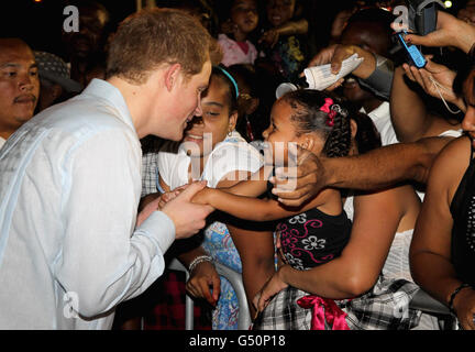 Prinz Harry trifft Einheimische bei einem Rundgang auf einer "Block Party" im neu benannten Queen Elizabeth II Boulevard, in der Hauptstadt Belmopan, Belize, Mittelamerika, besucht der Prinz Belize im Rahmen einer Diamond Jubilee Tour, wo er Belize, die Bahamas, Jamaika und Brasilien als Vertreter der Königin Elizabeth II.. Stockfoto