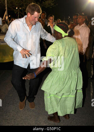 Prinz Harry tanzt mit einer einheimischen Frau während eines Spaziergangs auf einer „Blockparty“ auf dem neu benannten Queen Elizabeth II Boulevard in der Hauptstadt Belmopan, Belize, Mittelamerika, besucht der Prinz Belize im Rahmen einer Diamond Jubilee Tour, wo er Belize, die Bahamas, Jamaika und Brasilien als Vertreter von Königin Elizabeth II. Stockfoto