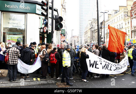 Menschen nehmen an einem Workfare-Protest in der Oxford Street, London, Teil. DRÜCKEN SIE VERBANDSFOTO. Bilddatum: Samstag, 3. März 2012. Bildnachweis sollte lauten: Sean Dempsey/PA Wire Stockfoto