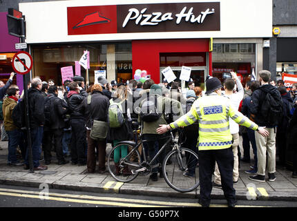 Menschen vor einem Pizza Hut Restaurant, während sie an einem Workfare Protest in der Oxford Street, London, teilnehmen. DRÜCKEN Sie VERBANDSFOTO. Bilddatum: Samstag, 3. März 2012. Bildnachweis sollte lauten: Sean Dempsey/PA Wire Stockfoto