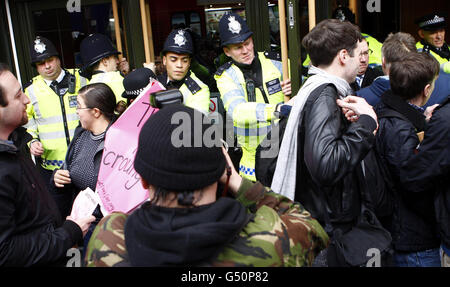 Menschen vor einem McDonald's-Restaurant, die an einem Workfare-Protest in der Oxford Street, London, teilnehmen. Stockfoto