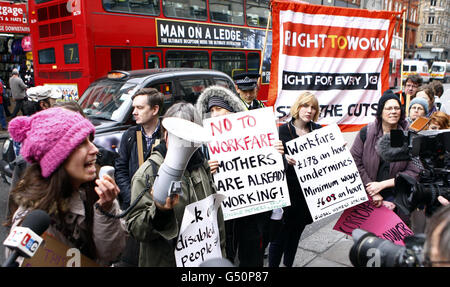 Menschen nehmen an einem Workfare-Protest in der Oxford Street, London, Teil. Stockfoto