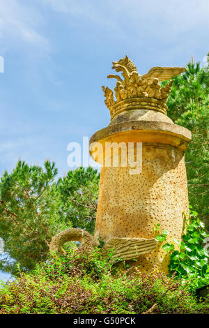 Barcelona Sehenswürdigkeiten, Labyrinth Park Horta in Barcelona, Skulptur im Park, Katalonien, Spanien. Stockfoto