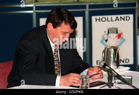 Nach der Niederlage Englands durch Holland im Qualifikationsspiel der Weltmeisterschaft 1994 war der englische Fußballmanager Graham Taylor bei der Nachspielkonferenz in London überlegt. Stockfoto