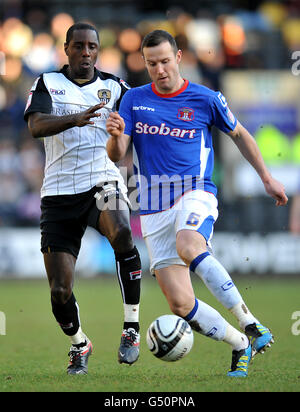 Fußball - npower Football League One - Notts County / Carlisle United - Meadow Lane. Peter Murphy von Carlisle United (rechts) und Jonathan Forte von Notts County kämpfen um den Ball Stockfoto