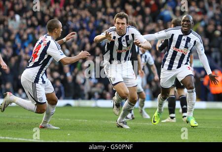 Fußball - Barclays Premier League - West Bromwich Albion gegen Chelsea - The Hawthorns. Gareth McAuley von West Bromwich Albion (Mitte) feiert das Tor mit Teamkollegen Stockfoto