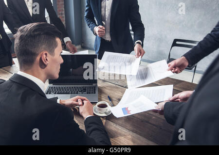 Business-Mann immer Mehrarbeit Frist Konzept Stockfoto