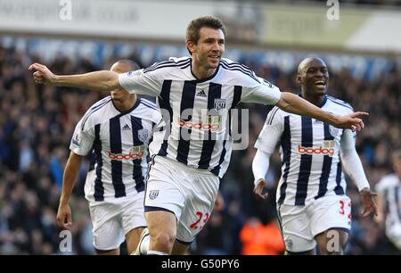 Fußball - Barclays Premier League - West Bromwich Albion gegen Chelsea - The Hawthorns. Gareth McAuley von West Bromwich Albion (Mitte) feiert das Tor zum Sieg Stockfoto