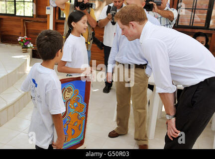 Prince Harry tourt durch die OAS (Organisation of American States) Art School in der Nachbarschaftszone an der Grenze zwischen Belize und Guatemala in Mittelamerika und erhält am zweiten Tag seiner 10-tägigen Tour nach Belize, Bahamas, Jamaika und Brasilien ein Gemälde von kleinen Kindern. Stockfoto