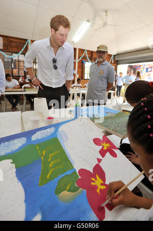 Prinz Harry tourte am zweiten Tag seiner 10-tägigen Tour nach Belize, Bahamas, Jamaika und Brasilien durch die Kunstschule der OAS (Organisation amerikanischer Staaten) in der Nachbarschaftszone an der Grenze zwischen Belize und Guatemala. Stockfoto