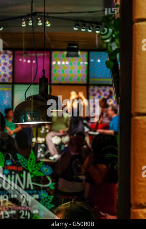 Barcelona, Spanien - 3. Mai 2015: Barcelona Sehenswürdigkeiten, ein Mädchen singen in einem Cafe in dem gotischen Viertel, Carrer del Bisbe Catalon Stockfoto