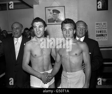 Der britische Leichtgewicht-Champion Dave Charnley (rechts), der am Cambridge Gymnasium in London mit Willie Toweel, dem Commonwealth Lightweight Champion aus Südafrika, für seinen Commonwealth Lightweight-Titelkampf in der Londoner Empress Hall am späten Abend einwägt Stockfoto