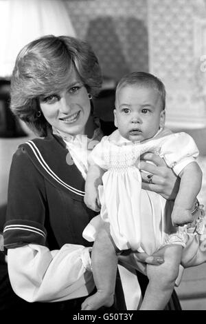 Prinzessin Diana, die Prinzessin von Wales, hält ihren Sohn Prinz William in ihrem Kensington Palace in London. Stockfoto