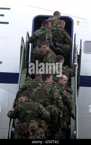 Mitglieder des !st Bataillons des Fallschirmjägerregiments und Unterstützungseinheiten, die in Brize Norton Oxfordshire ein RAF Tri-Star Flugzeug besteigen, um nach Dakar im Senegal zu fliegen. * Britische Streitkräfte wurden nach dem Zusammenbruch eines Friedensabkommen in Sierra Leone inmitten der Turbulenzen in dem unruhigen Staat eingesetzt. Stockfoto