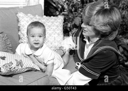 Diana Prinzessin von Wales hält ihren Sohn Prinz William bei Sein zweiter öffentlicher Auftritt im Kensington Palace in London Stockfoto