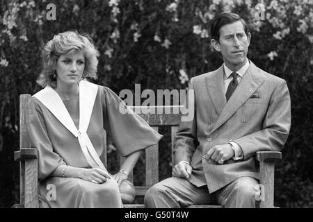 Eine schwangere Diana Prinzessin von Wales und Prinz Charles im Garten des Kensington Palace, London. Stockfoto