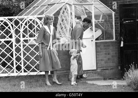 Eine schwanger Diana Prinzessin von Wales, Prinz Charles und Prinz William im Garten des Kensington Palace, London. Stockfoto